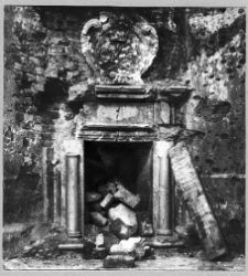 Grodowice, dw&oacute;r, kominek z zamku w Laszkach Murowanych