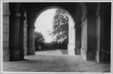 Grzymał&oacute;w, zamek, podjazd