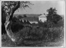 Gwoździec, dw&oacute;r od ogrodu