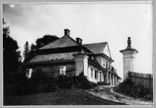 Hacz&oacute;w, dw&oacute;r, widok od strony bramy wjazdowej