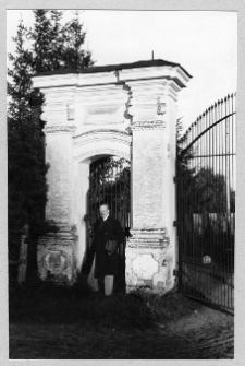 Hanuta, zesp&oacute;ł pałacowy, brama wjazdowa, fragment