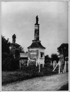 Hołoby, zesp&oacute;ł dworski, figury świętych przy wjeździe