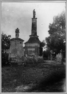 Hołoby, zesp&oacute;ł dworski, figury świętych przy wjeździe