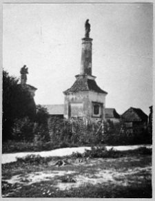 Hołoby, zesp&oacute;ł dworski, figury świętych przy wjeździe