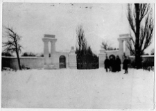 Hołowczyce, brama wjazdowa do pałacu