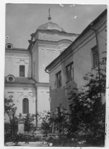 Łuck, sob&oacute;r Świętej Tr&oacute;jcy, dawny kości&oacute;ł Krzyża Świętego bernardyn&oacute;w, widok od dziedzińca