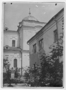 Łuck, sob&oacute;r Świętej Tr&oacute;jcy, dawny kości&oacute;ł Krzyża Świętego bernardyn&oacute;w, widok od dziedzińca