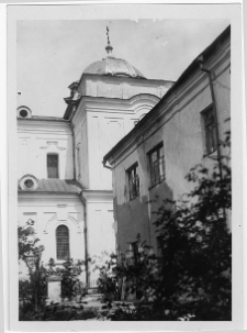 Łuck, sob&oacute;r Świętej Tr&oacute;jcy, dawny kości&oacute;ł Krzyża Świętego bernardyn&oacute;w, widok od dziedzińca