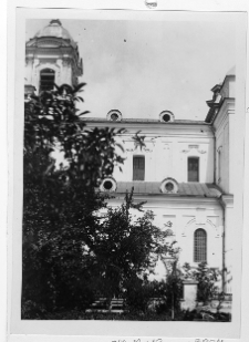 Łuck, sob&oacute;r Świętej Tr&oacute;jcy, dawny kości&oacute;ł Krzyża Świętego bernardyn&oacute;w, widok od dziedzińca