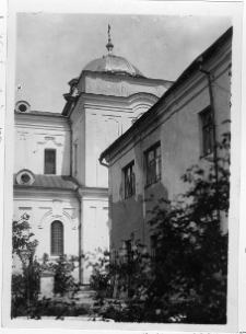 Łuck, sob&oacute;r Świętej Tr&oacute;jcy, dawny kości&oacute;ł Krzyża Świętego bernardyn&oacute;w, widok od dziedzińca