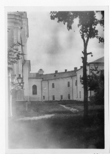 Łuck, sob&oacute;r Świętej Tr&oacute;jcy, dawny kości&oacute;ł Świętego Krzyża i klasztor bernardyn&oacute;w, widok od podw&oacute;rza