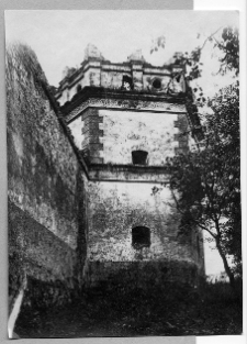 Miedzyrzecz Ostrogski, monastyr Tr&oacute;jcy Świętej, dawny klasztor franciszkan&oacute;w, baszta obronna