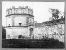 Miedzyrzecz Ostrogski, monastyr Tr&oacute;jcy Świętej, dawny klasztor franciszkan&oacute;w, baszta obronna