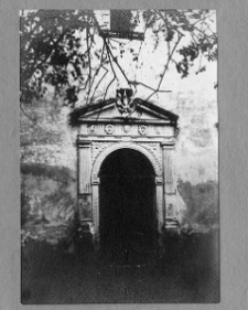 Miedzyrzecz Ostrogski, monastyr Tr&oacute;jcy Świętej, dawny klasztor franciszkan&oacute;w, portal