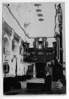 Ołyka, kolegiata Św. Tr&oacute;jcy, nawa gł&oacute;wna w kierunku ch&oacute;ru