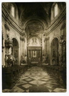 Tarnopol, kości&oacute;ł dominikan&oacute;w, widok nawy gł&oacute;wnej w kierunku ołtarza