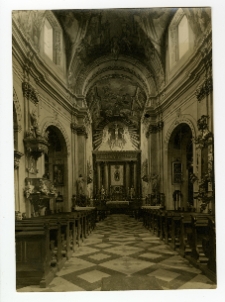 Tarnopol, kości&oacute;ł dominikan&oacute;w, widok nawy gł&oacute;wnej w kierunku ołtarza