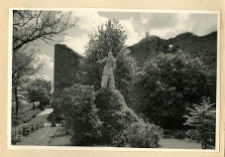 Trembowla, pomnik Anny Chrzanowskiej na tle ruin zamku