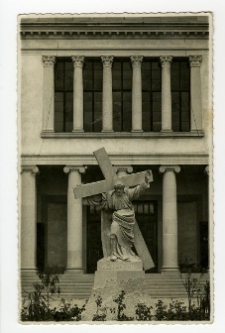 Trembowla, figura Chrystusa przed kościołem św. Piotra i Pawła