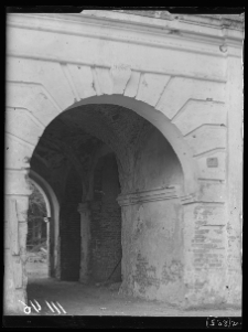 Lubiesz&oacute;w, brama pałacowa