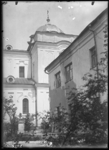 Łuck, sob&oacute;r Świętej Tr&oacute;jcy, dawny kości&oacute;ł Krzyża Świętego bernardyn&oacute;w, widok boczny