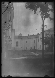 Łuck, sob&oacute;r Świętej Tr&oacute;jcy, dawny kości&oacute;ł Świętego Krzyża i klasztor bernardyn&oacute;w, widok od podw&oacute;rza