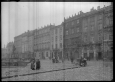 Lw&oacute;w, rynek &ndash; widok na fontannę i pierzeję kamienic