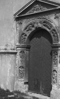 Ż&oacute;łkiew, kości&oacute;ł pw. św. Wawrzyńca, portal