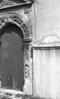 Ż&oacute;łkiew, kości&oacute;ł pw. św. Wawrzyńca, portal