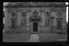 Złocz&oacute;w, kości&oacute;ł pw. Wniebowzięcia NMP, część dolna fasady