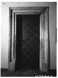 Krak&oacute;w, synagoga Stara, wnętrze, portal do Sali Wysokiej.