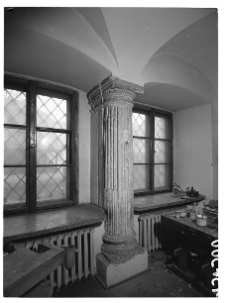 Krak&oacute;w, bożnica Wysoka, wnętrze, kolumna międzyokienna.