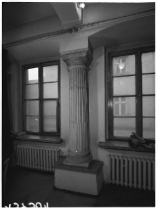 Krak&oacute;w, bożnica Wysoka, wnętrze, kolumna międzyokienna.