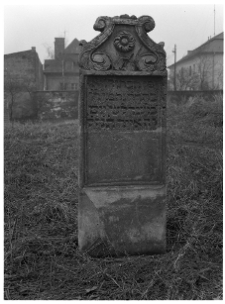 Krak&oacute;w, cmentarz przy bożnicy Remu, macewa.