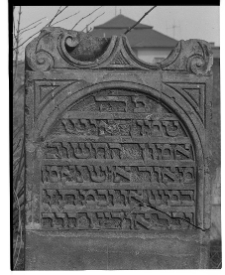 Krak&oacute;w, cmentarz przy bożnicy Remu, macewa.