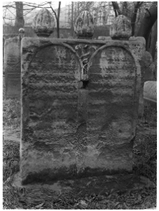 Krak&oacute;w, cmentarz przy bożnicy Remu, macewa z dwiema tablicami.