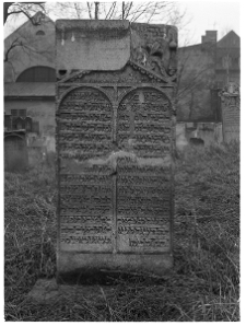 Krak&oacute;w, cmentarz przy bożnicy Remu, macewa z dwiema tablicami.