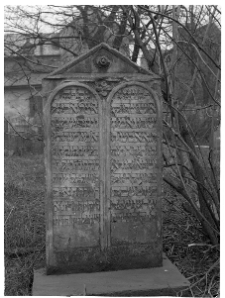 Krak&oacute;w, cmentarz przy bożnicy Remu, macewa z dwiema tablicami.