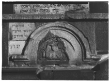 Krak&oacute;w, cmentarz żydowski przy ul. Miodowej, mur, fragment z rozbitymi nagrobkami.