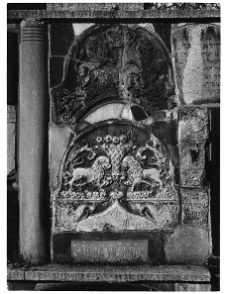 Kraków, cmentarz żydowski przy ul. Miodowej, mur, fragment zczęściami rozbitych nagrobków.