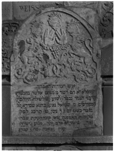 Krak&oacute;w, cmentarz żydowski przy ul. Miodowej, macewa, fragment wmurowany w "Nagrobek Pamięci".