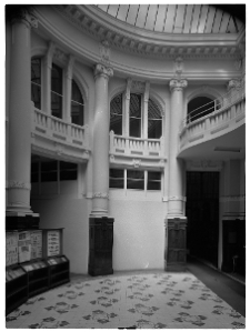 Warszawa, Gmach Domu bankowego Wilhelma Landaua, wnętrze, sala główna, fragment.