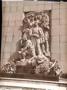 Warszawa, Pomnik Bohaterów Getta (drugi), fragment, plaskorzeźba "Walka".