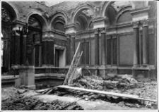 Warszawa, pałac Kronenberga (pl. Małachowskiego), wnętrze, zniszczenia po wojnie.