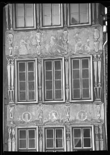 Gdańsk, „Kamienica Teatralna” przy ul. Długiej 72, fragment fasady (aut. sgraffita: Hanna Żuławska, Mieczysław Baryłko)